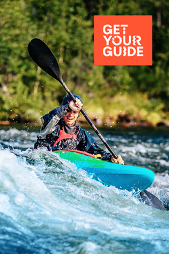 GetYourGuide Angebot - Person fährt mit einem Kajak auf dem Wasser.
